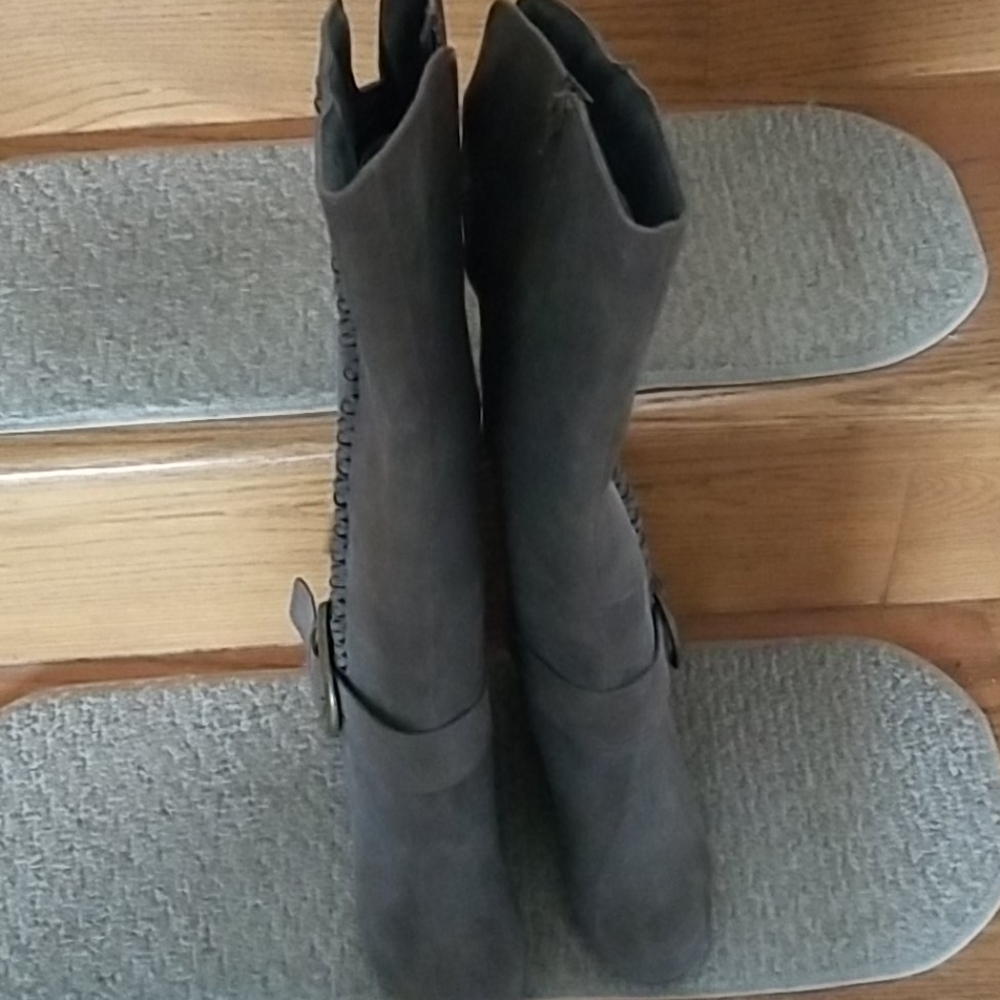 6.5 NWOT womans suede boot w/ heel